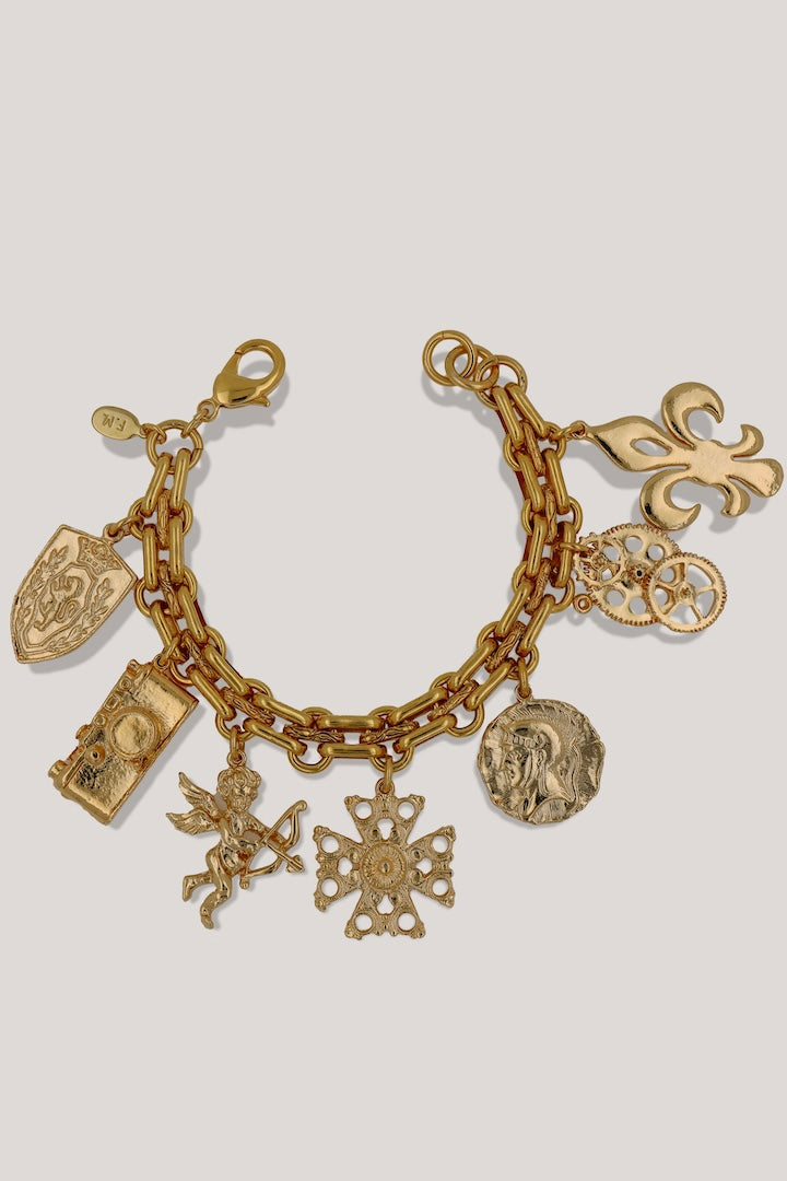 Bracelet à breloques fait main, plaqué or 24 carats, avec des symboles vintage uniques, élégant et intemporel, idéal pour toute occasion.